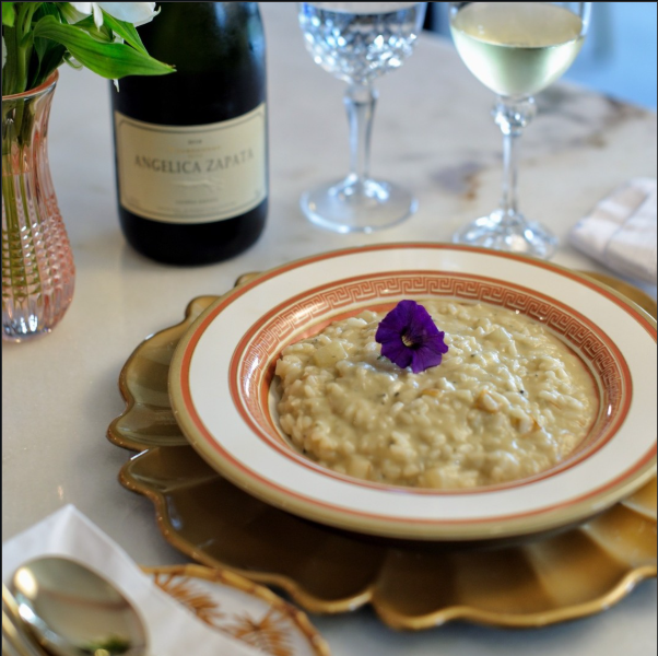 Risoto cremoso com flor comestível