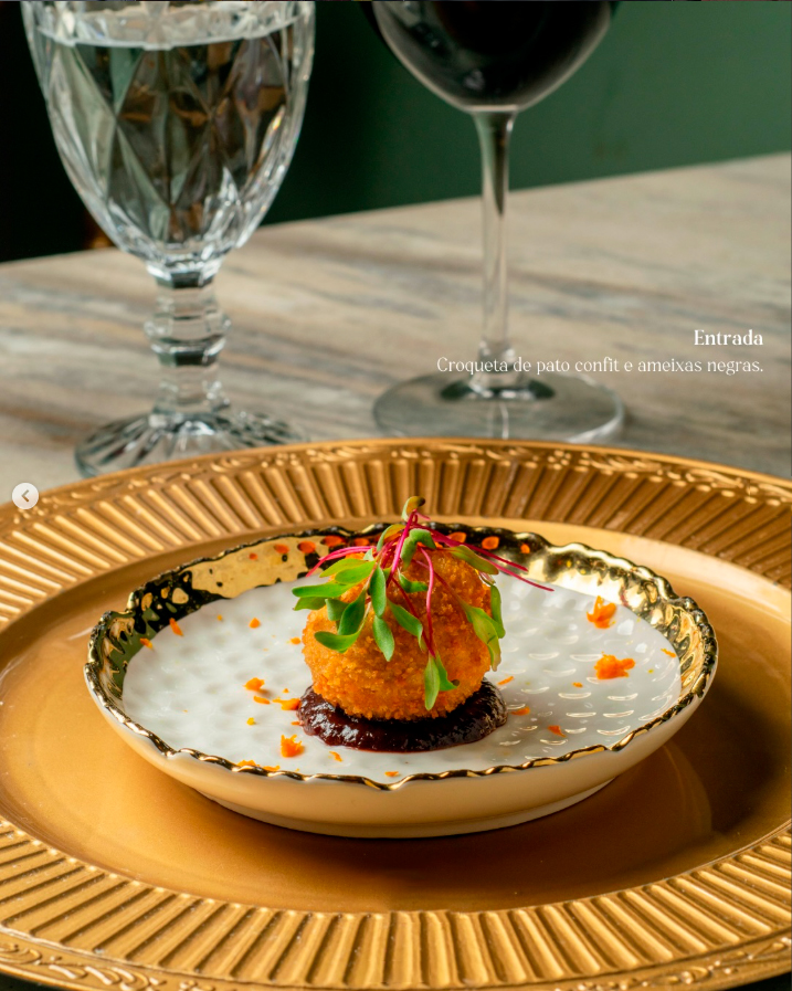 Croqueta de pato confit e ameixas negras